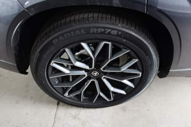 Used CHANGAN UNI-Z New Energy 2025 Model, Smart New Blue Whale 125km Battleship+ Version Right Rear Wheel Hub