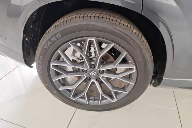 Used CHANGAN UNI-Z New Energy 2025 Model, Smart New Blue Whale 125km Battleship+ Version Right Rear Wheel Hub