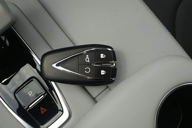 Used CHANGAN UNI-Z New Energy 2025 Model, Smart New Blue Whale 125km Battleship+ Version Vehicle Key