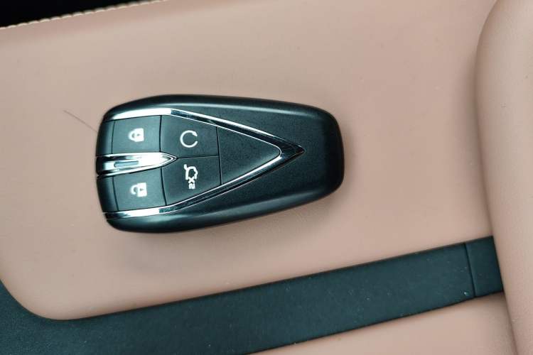 Used CHANGAN UNI-Z New Energy 2025 Model, Smart New Blue Whale 125km Battleship+ Version Vehicle Key
