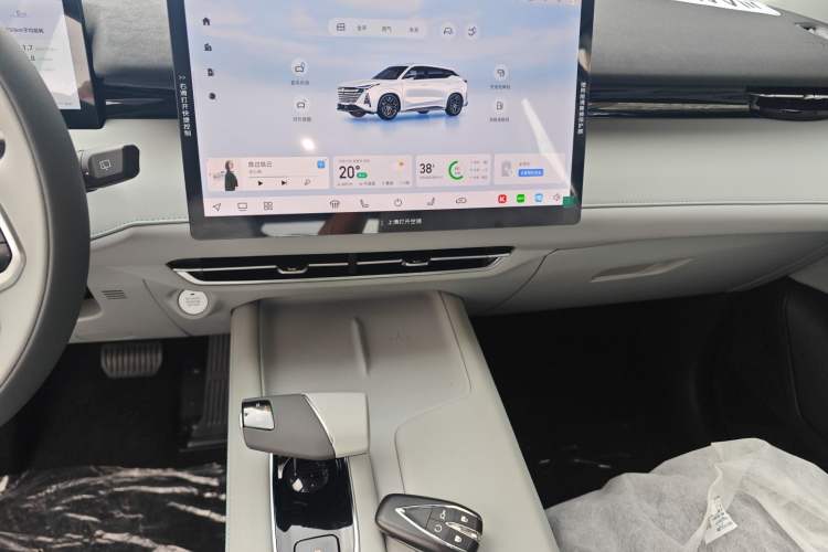 Used CHANGAN UNI-Z New Energy 2025 Smart New Blue Whale 125km Battleship Edition Audio And AC Panel