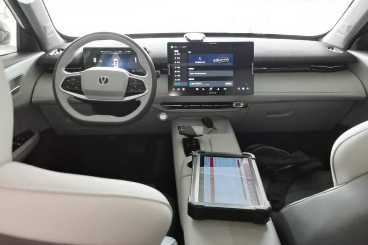 Used CHANGAN UNI-Z New Energy 2025 Model, Smart New Blue Whale 125km Battleship+ Version Center Console