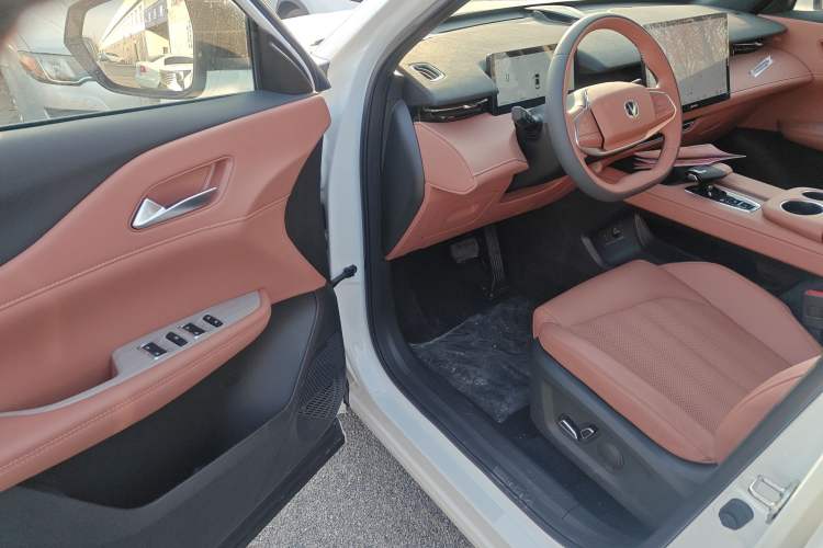 Used CHANGAN UNI-Z New Energy 2025 Model, Smart New Blue Whale 125km Battleship+ Version Driver Seat