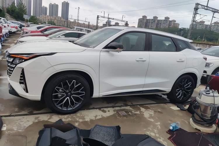 Used CHANGAN UNI-Z New Energy 2025 Model, Smart New Blue Whale 125km Battleship+ Version Exterior 3