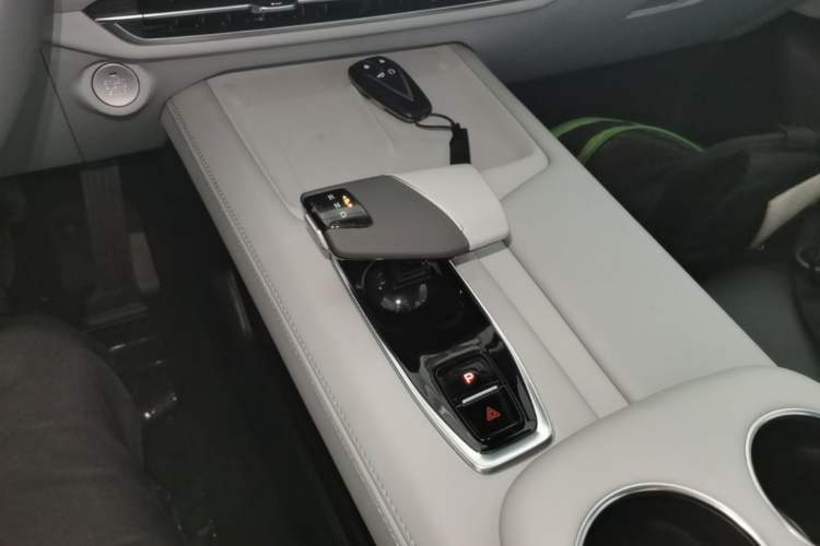 Used CHANGAN UNI-Z New Energy 2025 Model, Smart New Blue Whale 125km Battleship+ Version Gear Lever