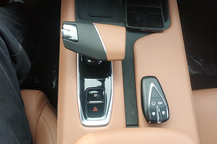Used CHANGAN UNI-Z New Energy 2025 Model, Smart New Blue Whale 125km Battleship+ Version Gear Lever