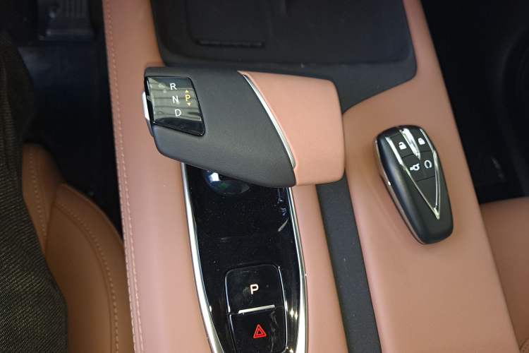 Used CHANGAN UNI-Z New Energy 2025 Model, Smart New Blue Whale 125km Battleship+ Version Gear Lever