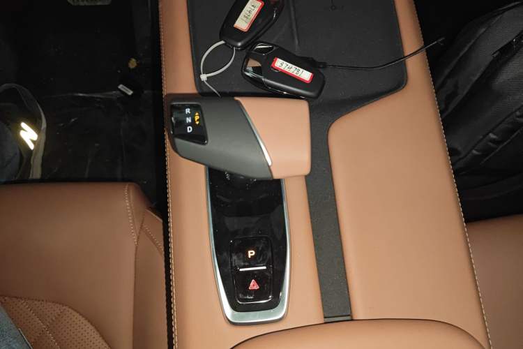 Used CHANGAN UNI-Z New Energy 2025 Model, Smart New Blue Whale 125km Battleship+ Version Gear Lever