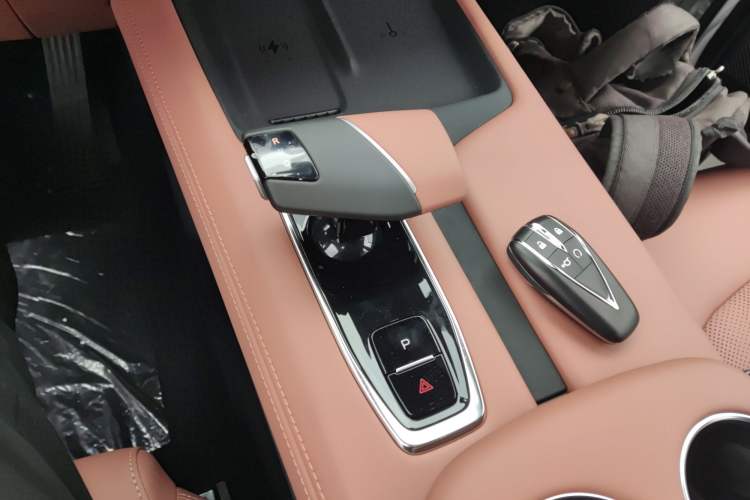 Used CHANGAN UNI-Z New Energy 2025 Model, Smart New Blue Whale 125km Battleship+ Version Gear Lever