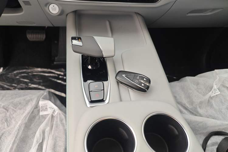 Used CHANGAN UNI-Z New Energy 2025 Smart New Blue Whale 125km Battleship Edition Gear Lever