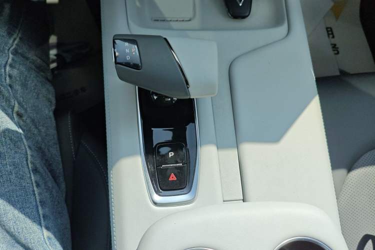 Used CHANGAN UNI-Z New Energy 2025 Model, Smart New Blue Whale 125km Ultra-Strong Version Gear Lever