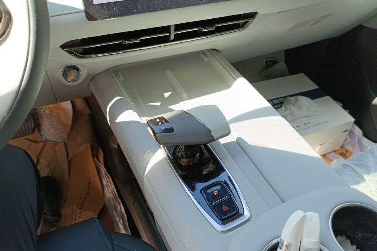 Used CHANGAN UNI-Z New Energy 2025 Model, Smart New Blue Whale 125km Ultra-Strong Version Gear Lever
