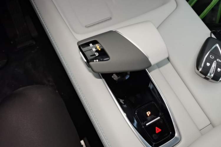 Used CHANGAN UNI-Z New Energy 2025 Model, Smart New Blue Whale 125km Battleship+ Version Gear Lever