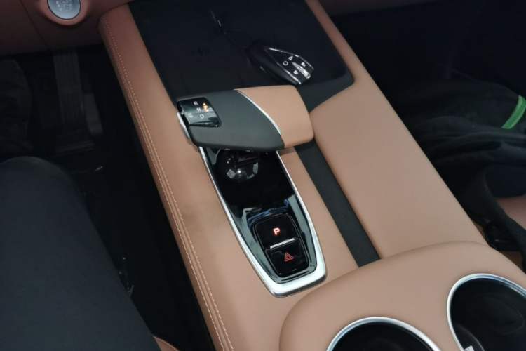 Used CHANGAN UNI-Z New Energy 2025 Model, Smart New Blue Whale 125km Battleship+ Version Gear Lever