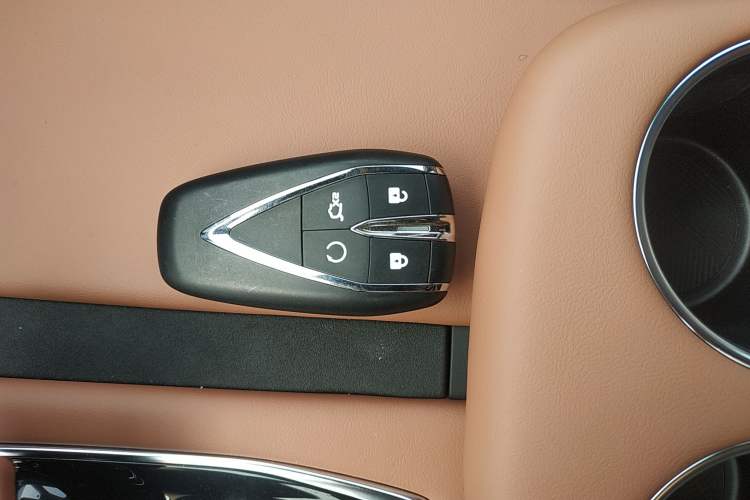 Used CHANGAN UNI-Z New Energy 2025 Model, Smart New Blue Whale 125km Battleship+ Version Interior 1