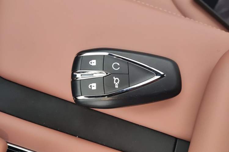 Used CHANGAN UNI-Z New Energy 2025 Model, Smart New Blue Whale 125km Battleship+ Version Interior 1