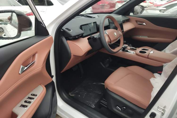 Used CHANGAN UNI-Z New Energy 2025 Model, Smart New Blue Whale 125km Battleship+ Version Interior 3