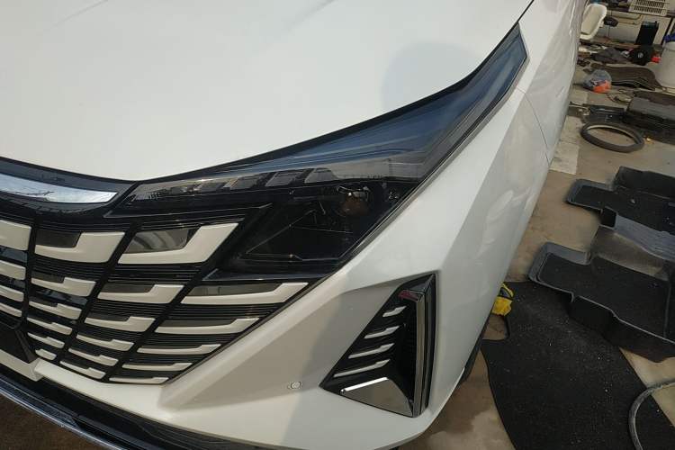 Used CHANGAN UNI-Z New Energy 2025 Model, Smart New Blue Whale 125km Battleship+ Version Left Front Headlight