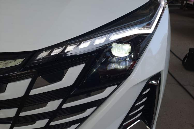 Used CHANGAN UNI-Z New Energy 2025 Model, Smart New Blue Whale 125km Battleship+ Version Left Front Headlight