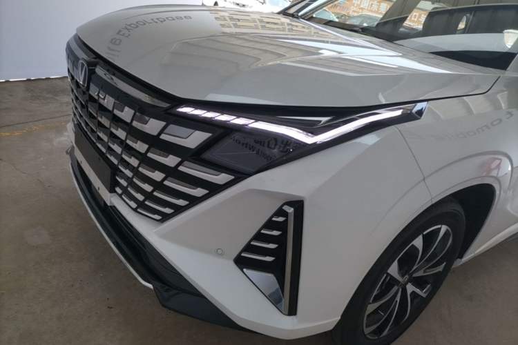 Used CHANGAN UNI-Z New Energy 2025 Smart New Blue Whale 125km Battleship Edition Left Front Headlight