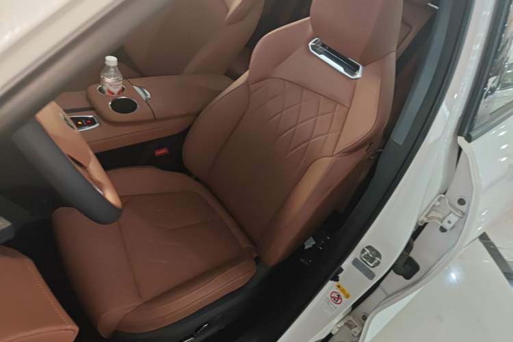 Used CHANGAN UNI-Z New Energy 2025 Model, Smart New Blue Whale 125km Battleship+ Version Left Front Seat