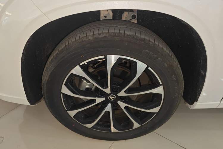 Used CHANGAN UNI-Z New Energy 2025 Model, Smart New Blue Whale 125km Battleship+ Version Left Front Wheel Hub