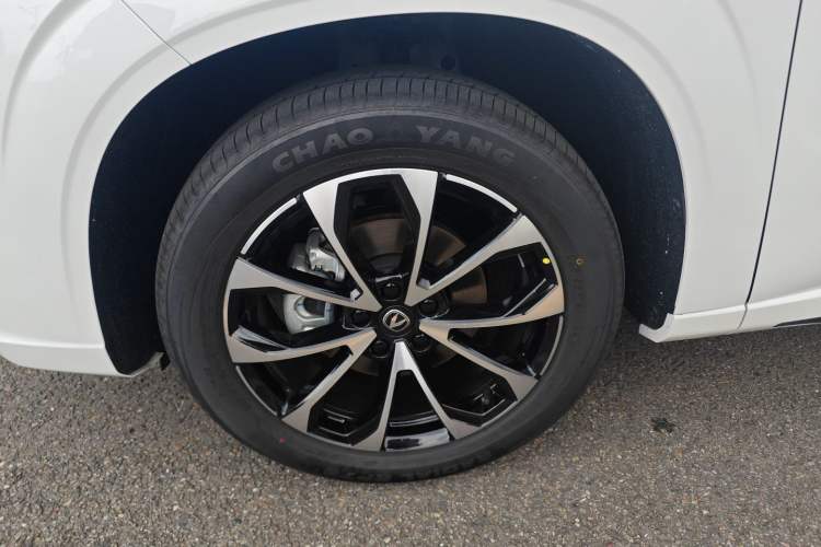 Used CHANGAN UNI-Z New Energy 2025 Smart New Blue Whale 125km Battleship Edition Left Front Wheel Hub