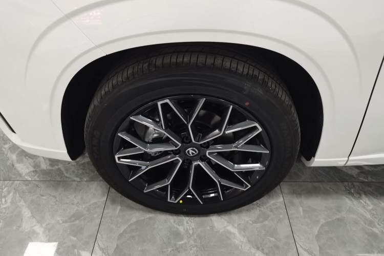 Used CHANGAN UNI-Z New Energy 2025 Model, Smart New Blue Whale 125km Battleship+ Version Left Front Wheel Hub
