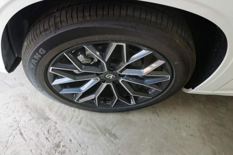 Used CHANGAN UNI-Z New Energy 2025 Model, Smart New Blue Whale 125km Battleship+ Version Left Front Wheel Hub