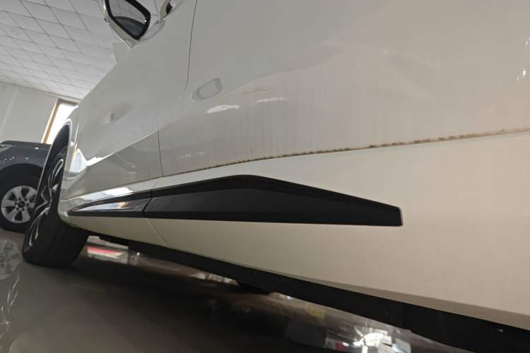 Used CHANGAN UNI-Z New Energy 2025 Model, Smart New Blue Whale 125km Battleship+ Version Left Side Sill