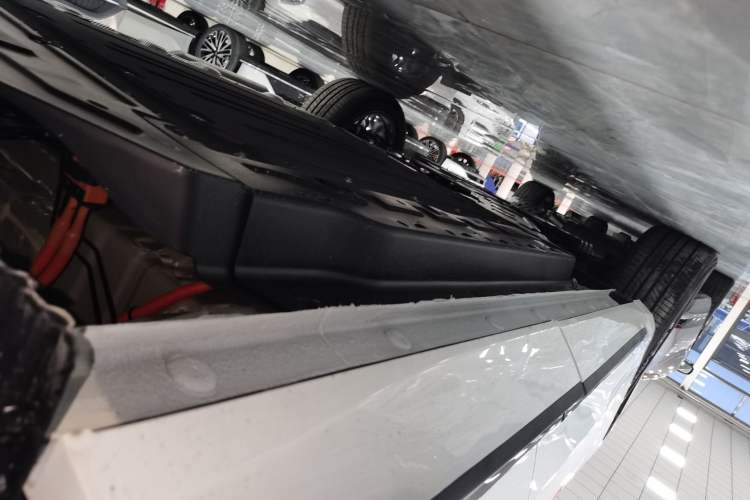 Used CHANGAN UNI-Z New Energy 2025 Model, Smart New Blue Whale 125km Battleship+ Version Left Side Sill