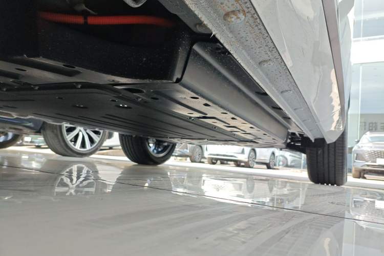 Used CHANGAN UNI-Z New Energy 2025 Model, Smart New Blue Whale 125km Ultra-Strong Version Left Side Sill
