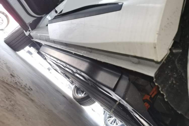 Used CHANGAN UNI-Z New Energy 2025 Model, Smart New Blue Whale 125km Battleship+ Version Left Side Sill