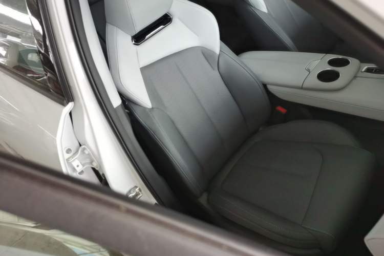 Used CHANGAN UNI-Z New Energy 2025 Model, Smart New Blue Whale 125km Battleship+ Version Right Front Seat
