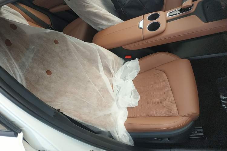 Used CHANGAN UNI-Z New Energy 2025 Model, Smart New Blue Whale 125km Battleship+ Version Right Front Seat