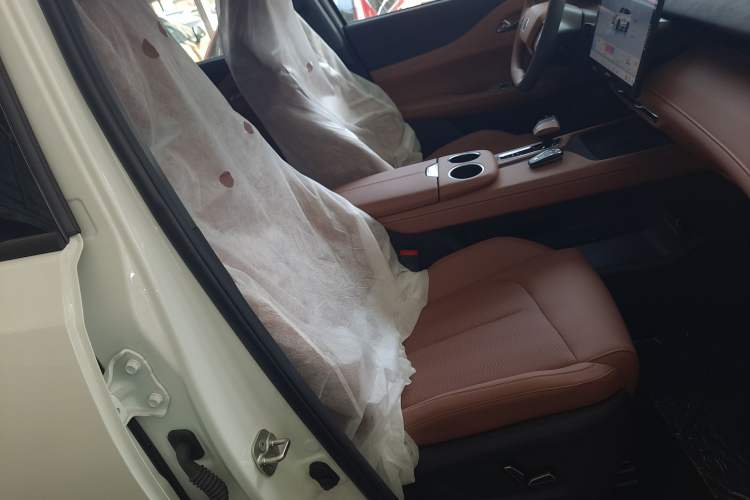 Used CHANGAN UNI-Z New Energy 2025 Model, Smart New Blue Whale 125km Battleship+ Version Right Front Seat