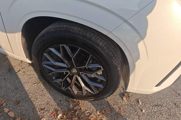 Used CHANGAN UNI-Z New Energy 2025 Model, Smart New Blue Whale 125km Battleship+ Version Right Front Wheel Hub