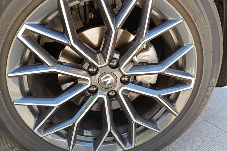 Used CHANGAN UNI-Z New Energy 2025 Model, Smart New Blue Whale 125km Ultra-Strong Version Right Front Wheel Hub