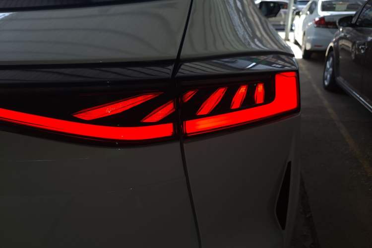 Used CHANGAN UNI-Z New Energy 2025 Model, Smart New Blue Whale 125km Battleship+ Version Right Rear Taillight