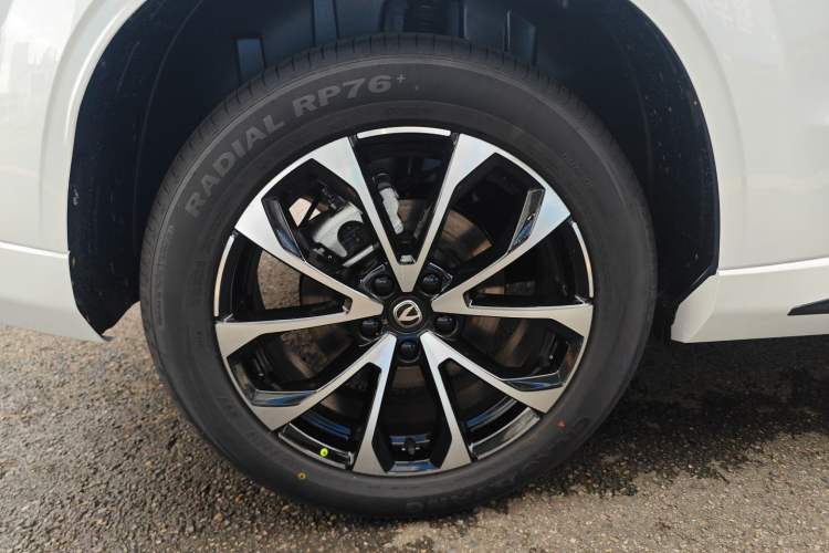 Used CHANGAN UNI-Z New Energy 2025 Smart New Blue Whale 125km Battleship Edition Right Rear Wheel Hub