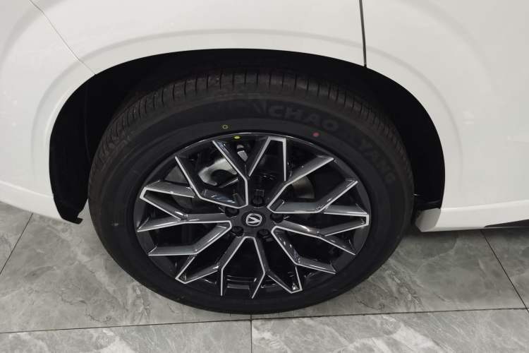 Used CHANGAN UNI-Z New Energy 2025 Model, Smart New Blue Whale 125km Battleship+ Version Right Rear Wheel Hub