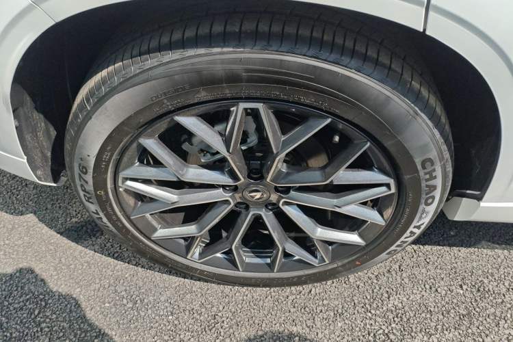 Used CHANGAN UNI-Z New Energy 2025 Model, Smart New Blue Whale 125km Ultra-Strong Version Right Rear Wheel Hub
