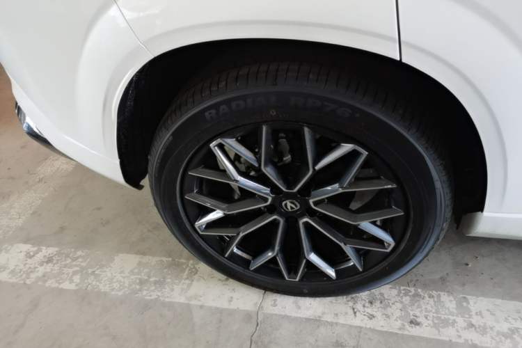 Used CHANGAN UNI-Z New Energy 2025 Model, Smart New Blue Whale 125km Battleship+ Version Right Rear Wheel Hub