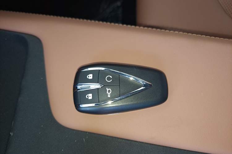 Used CHANGAN UNI-Z New Energy 2025 Model, Smart New Blue Whale 125km Battleship+ Version Vehicle Key