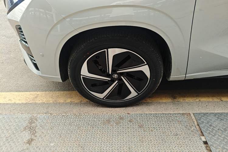 Used CHANGAN UNI-Z New Energy 2026 Model Smart New Blue Whale 130km Excellence Edition Left Front Wheel Hub