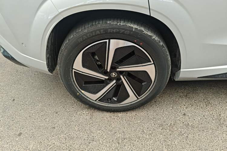 Used CHANGAN UNI-Z New Energy 2026 Model Smart New Blue Whale 130km Excellence Edition Right Rear Wheel Hub