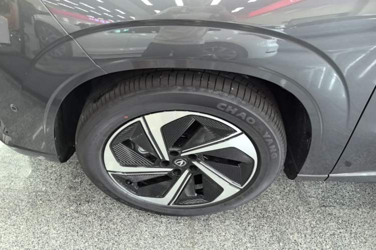 Used CHANGAN UNI-Z New Energy 2026 Model Smart New Blue Whale 130km Excellence Edition Left Front Wheel Hub