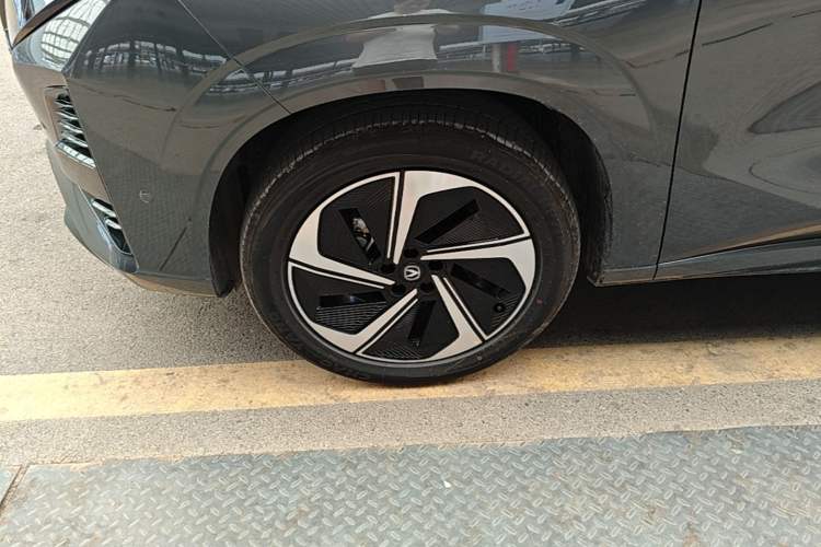 Used CHANGAN UNI-Z New Energy 2026 Model Smart New Blue Whale 130km Excellence Edition Left Front Wheel Hub