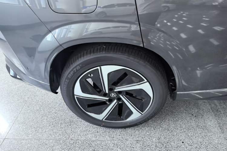 Used CHANGAN UNI-Z New Energy 2026 Model Smart New Blue Whale 130km Excellence Edition Right Rear Wheel Hub