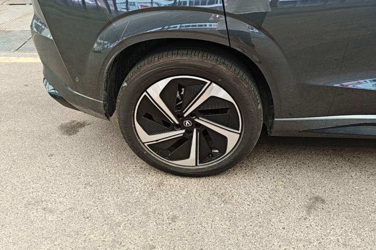 Used CHANGAN UNI-Z New Energy 2026 Model Smart New Blue Whale 130km Excellence Edition Right Rear Wheel Hub